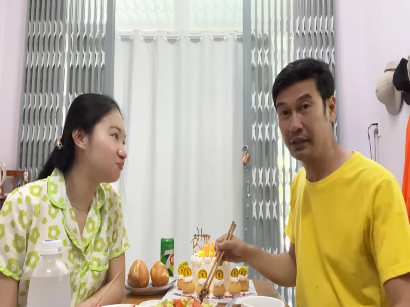 Ngọc Thưởng khá đảm đang. Cô nấu ăn cho chồng, ân cần hỏi han Tiết Cương sau ngày đi quay vất vả, tổ chức sinh nhật cho nam diễn viên.