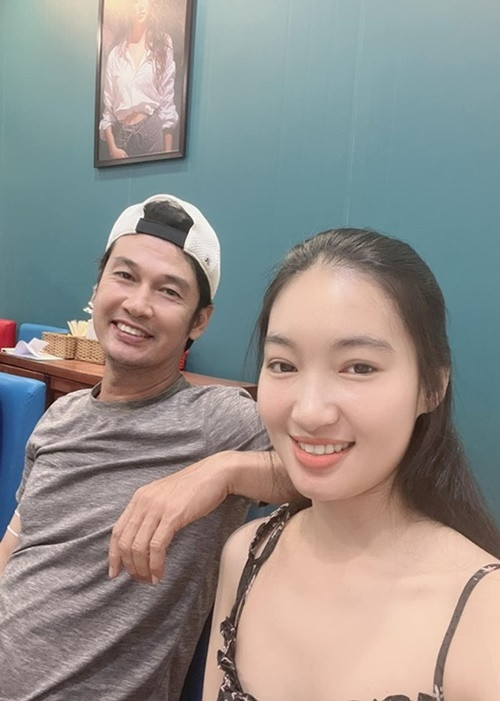 Vợ Tiết Cương không hoạt động nghệ thuật. Cô là người hâm mộ của chồng nhiều năm qua. Ảnh: FB Ngọc Thưởng.