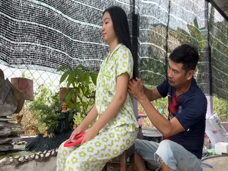 Nam diễn viên hài cắt tóc cho Ngọc Thưởng. Ảnh: Youtube Tiết Cương.