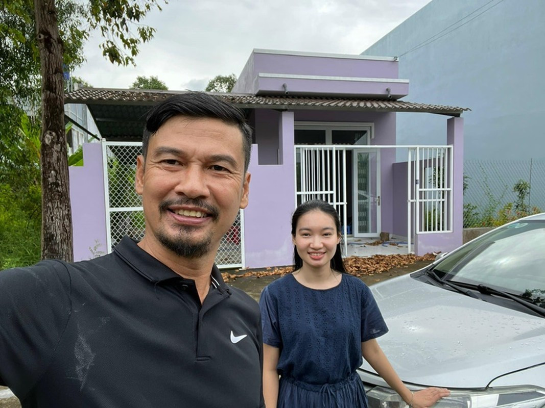  Diễn viên Tiết Cương rất chiều chuộng Ngọc Thưởng. Anh sơn nhà màu tím vì sở thích của vợ kém 26 tuổi. Ảnh: FB Tiết Cương.