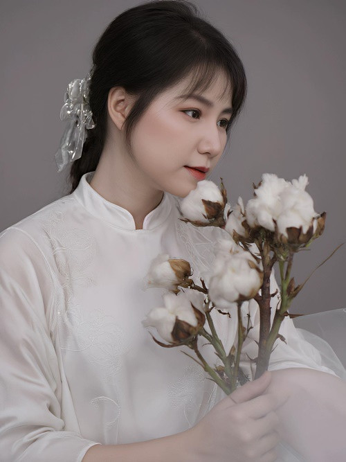 Ngô Quỳnh Anh tham gia nhóm Mắt Ngọc từ năm 1998 đến năm 2003. Sau đó, cô ra nhập nhóm H.A.T.