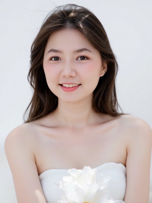 Trong bộ ảnh mới, nữ ca sĩ Ngô Quỳnh Anh diện váy cúp ngực khoe vai trần quyến rũ.