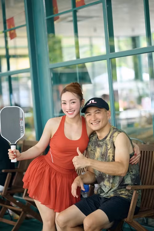 "Chúc mừng ông xã Chi Bảo vô địch đôi nam. Mới chơi 6 tháng mà ông xã trình lên vù vù. Còn cô vợ ra sân diễn thời trang là chính. Có biết đánh gì đâu", Lý Thùy Chang hài hước chia sẻ. Ảnh: FB Lý Thùy Chang.