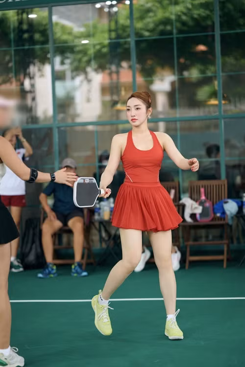  Vợ Chi Bảo khoe vẻ gợi cảm, trẻ trung trên sân pickleball. Ảnh: FB Lý Thùy Chang.