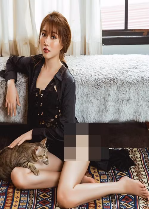 Sau 10 năm đóng bạn gái Sơn Tùng M-TP, Huỳnh Hồng Loan ngày càng quyến rũ. Ảnh: FB Huỳnh Hồng Loan.