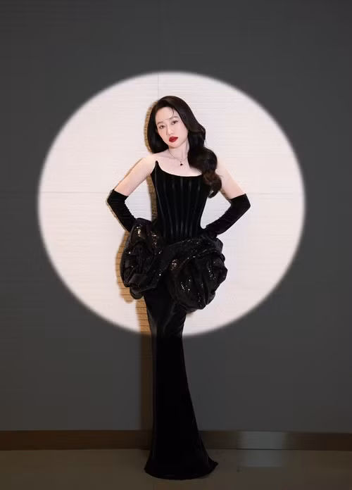 Nàng thơ một thời của Sơn Tùng M-TP thu hút mọi ánh nhìn khi diện váy đen ôm sát cơ thể với chi tiết cúp ngực cùng lối trang điểm đậm. Ảnh: FB Huỳnh Hồng Loan.