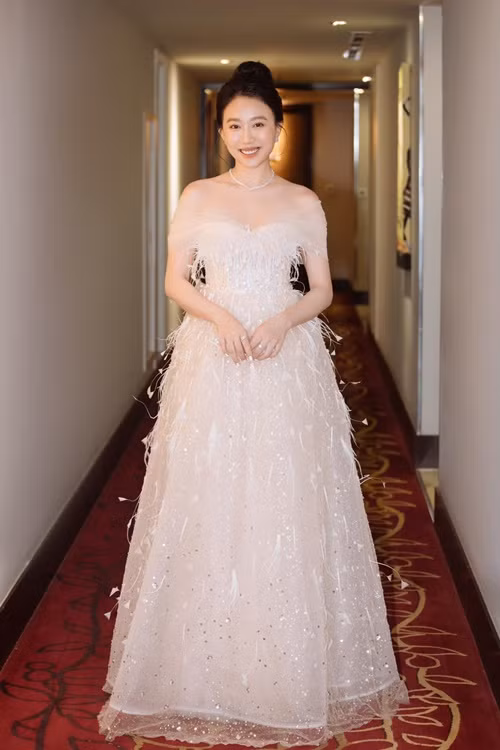 Khoảng 5 năm trở lại đây, mỹ nhân 9x kín tiếng về chuyện tình cảm. Ảnh: FB Huỳnh Hồng Loan.