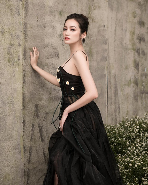 Nữ diễn viên sinh năm 1988 từng miệt mài thi nhan sắc. Cô đoạt danh hiệu á hậu 1 Hoa hậu Phụ nữ Việt Nam qua ảnh năm 2005, lọt top 15 Hoa hậu Quốc tế 2011.