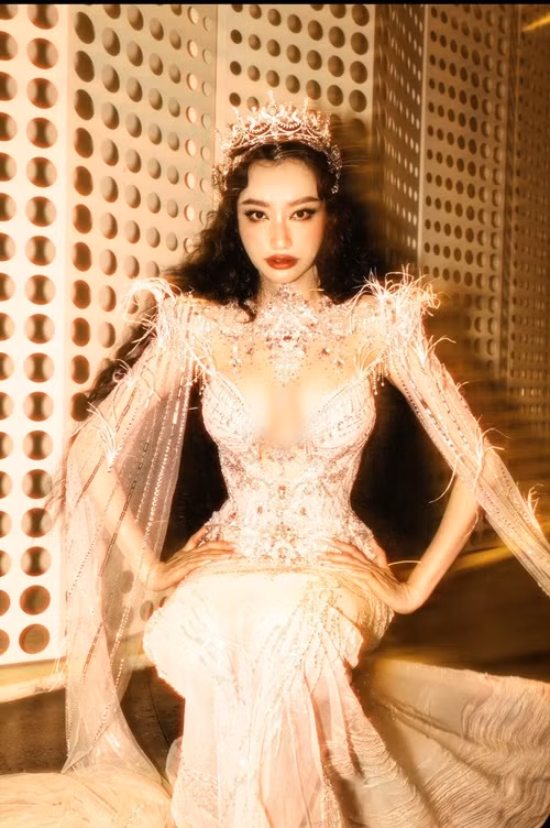 Trúc Diễm chia sẻ trên Dân Việt, ngoài việc được trời phú cho sắc vóc gợi cảm, cô rất khó chăm sóc cơ thể.