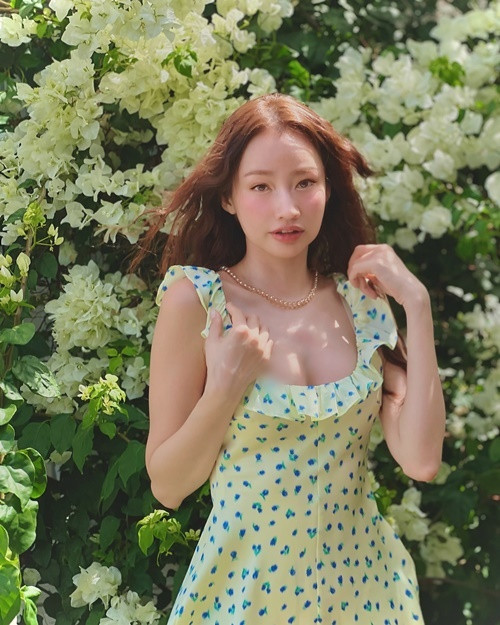 Trong loạt ảnh mới, nữ người mẫu khoe vòng một với váy áo trễ nải.