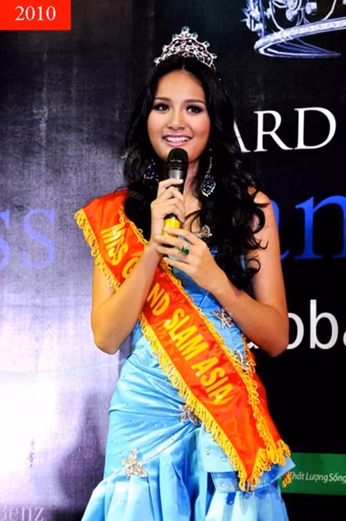 Năm 2010, Hương Giang vào top 3 Đệ nhất mỹ nhân đương đại, top 10 gương mặt của năm và giành danh hiệu Hoa hậu đẹp nhất châu Á do chuyên trang sắc đẹp Global Beauties bình chọn. Ảnh: Dân Việt.