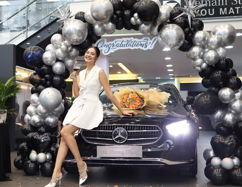 “Tôi học được một cách của Halle Berry là giữ 1 chiếc quần jean trong tủ đồ của mình rất nhiều năm, thi thoảng mang ra mặc thử để biết cơ thể mình có thay đổi không. Mỗi sáng, sau khi vệ sinh cá nhân thì bước lên cân để có thể điều chỉnh nhanh trong 1-2 ngày cân nặng cần thiết”, cô chia sẻ. Ảnh: FB Hương Giang.