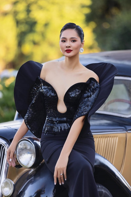 Hương Giang chia sẻ trên Dân Việt, cô có thói quen ăn sạch- nghĩa là các thực phẩm tốt cho sức khoẻ, chế biến sạch sẽ; lượng ăn ít, nhiều lần trong ngày. Chân dài 8x ưu tiên uống nhiều nước lọc 2,5-3 lít/ ngày. Ảnh: FB Hương Giang.