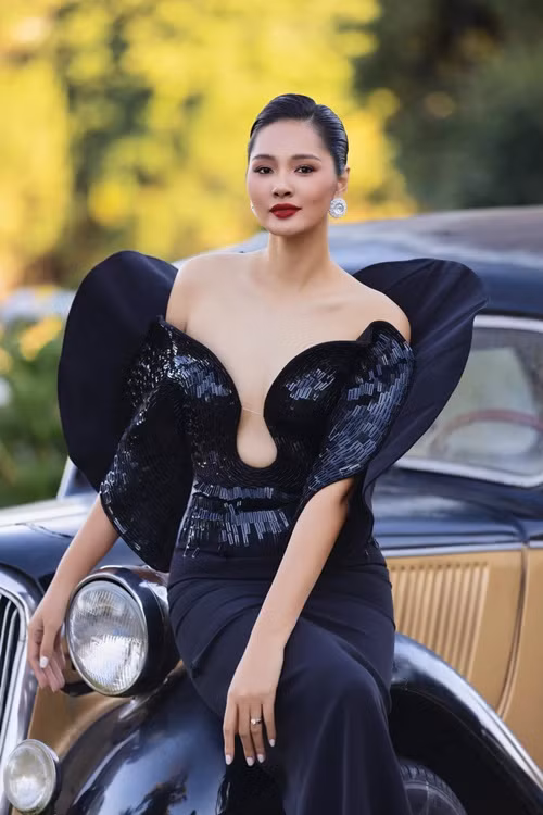 Hương Giang chia sẻ trên Dân Việt, cô có thói quen ăn sạch- nghĩa là các thực phẩm tốt cho sức khoẻ, chế biến sạch sẽ; lượng ăn ít, nhiều lần trong ngày. Chân dài 8x ưu tiên uống nhiều nước lọc 2,5-3 lít/ ngày. Ảnh: FB Hương Giang.