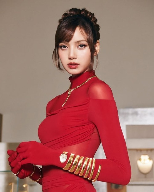 Lisa của BlackPink sở hữu 1 chiếc thẻ đen quyền lực chỉ dành cho giới siêu giàu. Theo Koreaboo, chỉ có 0,05% dân số Hàn Quốc có cơ hội nắm trong tay chiếc thẻ danh giá này. Yêu cầu cơ bản của chủ thẻ là chi tiêu ít nhất 191 triệu đồng mỗi tháng, tài sản tối thiểu phải là 191 tỷ đồng. Ảnh: Instagram Lisa.