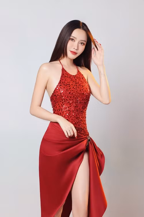 Cũng tham gia Em xinh say hi, Bích Phương từng vào top 7 chương trình Vietnam Idol 2010. Tên tuổi của cô gắn liền với các bài hát: Bùa yêu, Bao giờ lấy chồng...Ảnh: FB Bích Phương.