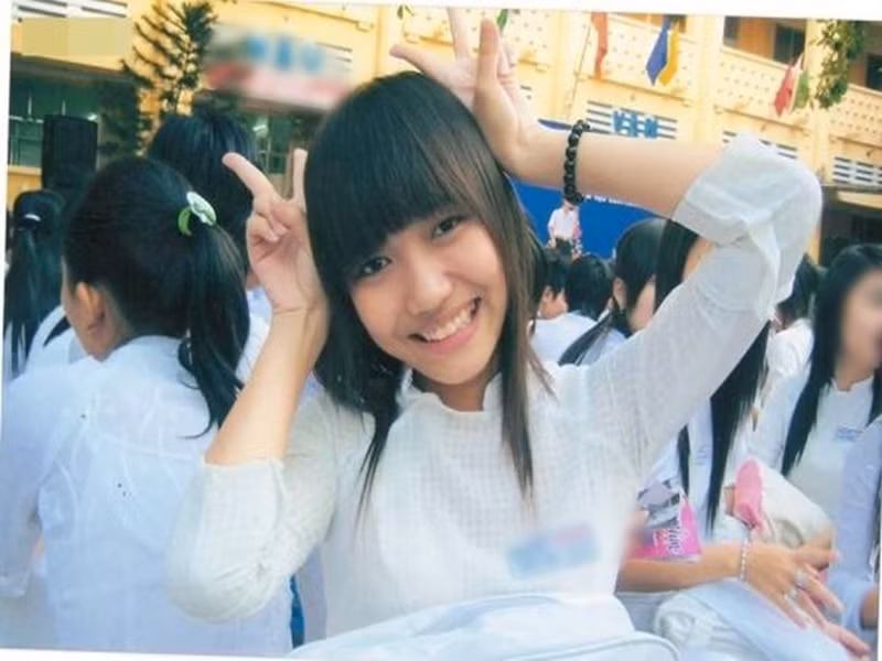 Nữ diễn viên để mái ngố khi còn ngồi trên ghế nhà trường. Ảnh: FB Diệu Nhi.