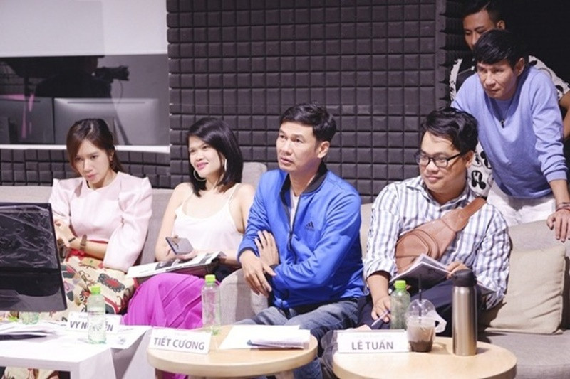 Chia sẻ trên Arttimes,Tiết Cương cho biết, ngoài đóng phim, anh tham gia phụ Lý Hải ở nhiều công việc khác nhau, trong đó có casting. “Lúc nào anh Hải cũng ưu ái cho tôi một vai nhỏ. Nhưng nhỏ ở đây vẫn rất thú vị. Phần nào, tôi cũng để được ấn tượng sâu sắc trong lòng khán giả. Tôi hy vọng sẽ được đồng hành cùng anh ấy suốt series Lật mặt. Chừng nào còn Lật mặt là còn Tiết Cương”, Tiết Cương cho hay. Ảnh: Yeah1.