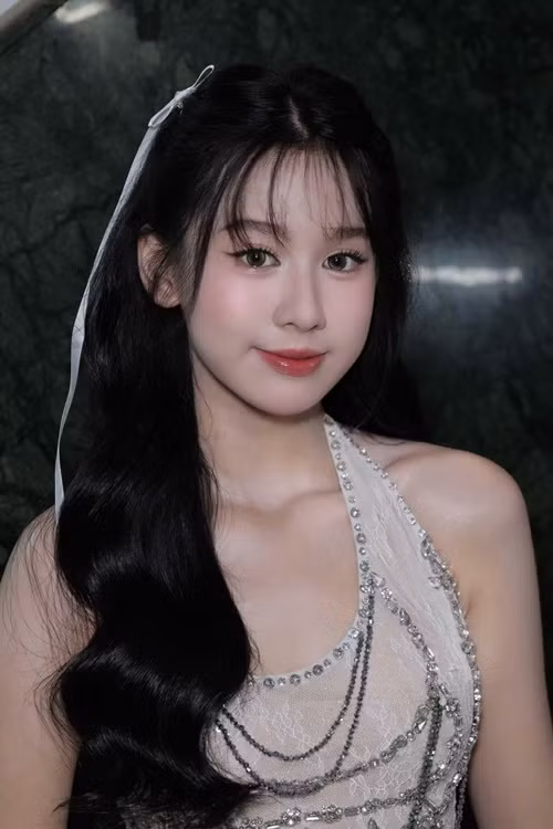 Trong phần 8 của series Lật mặt, Hồng Thu đóng vai bé Phúc - em gái của nam chính Tâm.