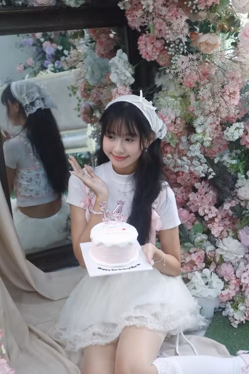 Mẹ là người quản lý hiện tại của Hồng Thu.