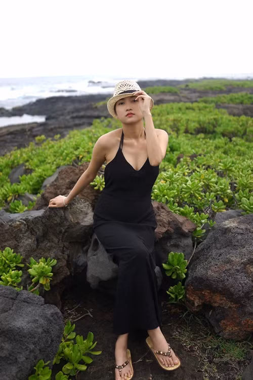 Yến Phương bán hàng online, được Lam Trường hết mực ủng hộ. "Chúng tôi không áp lực vấn đề tài chính nhưng sẽ rất vô lý nếu bắt cô ấy không làm gì. Phương có kế hoạch lớn cho sự nghiệp, những gì cô ấy đang làm phục vụ cho dự định sau này và tôi rất tôn trọng điều đó", Lam Trường chia sẻ trong cuộc phỏng vấn với Vietnamnet. Ảnh: FB Yến Phương.