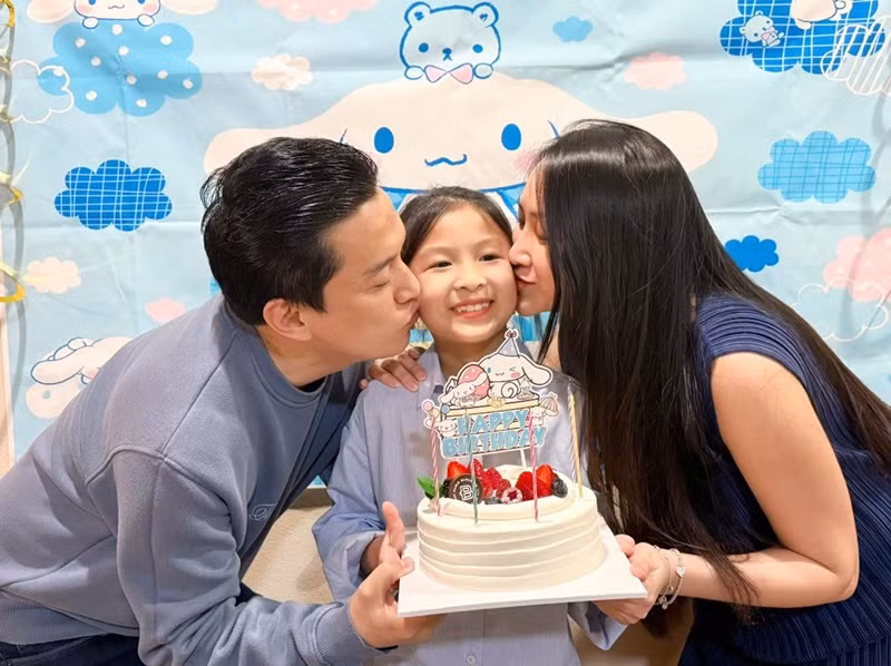 Vợ kém 17 tuổi của Lam Trường thường mặc trang phục rộng. Ảnh: FB Lam Trường.