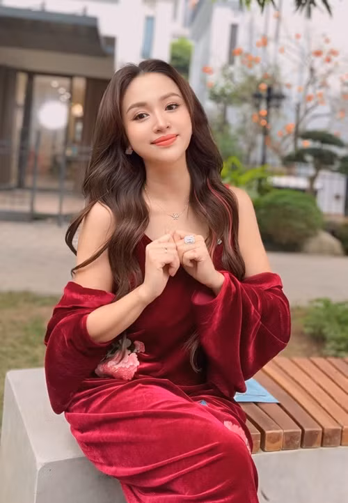 Ngoài bị xử phạt hành chính, Quang Minh và Vân Hugo còn phải thực hiện biện pháp khắc phục hậu quả là xóa quảng cáo và buộc cải chính thông tin đối với hành vi vi phạm. Ảnh: FB Vân Hugo.