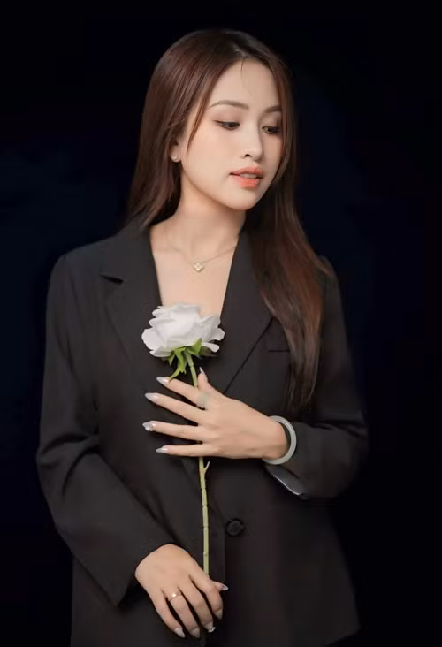 Vân Hugo chưa lên tiếng về thông tin bị xử phạt. Hiện tại, cô vẫn khóa bình luận người lạ trên trang cá nhân Facebook. Ảnh: FB Vân Hugo.