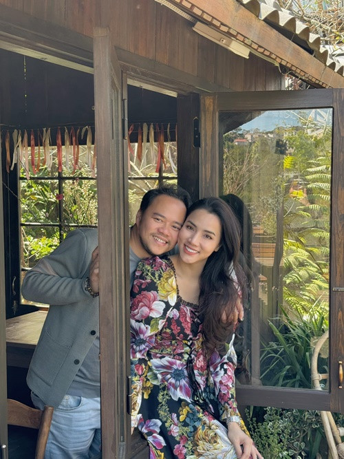 Năm 2013, Trang Nhung công khai hẹn hò đạo diễn kiêm doanh nhân Hoàng Duy. Tháng 10/2014, cặp đôi đính hôn. Đến tháng 1/2016, diễn viên Trang Nhung tổ chức đám cưới. Ảnh: FB Hoàng Duy.