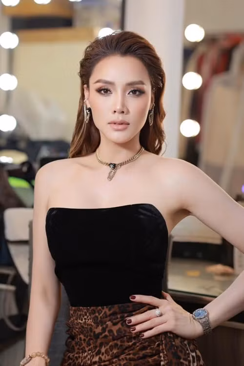 Sau khi lấy chồng, Trang Nhung tập trung thiết kế thời trang, kinh doanh ẩm thực. Ảnh: FB Trang Nhung.