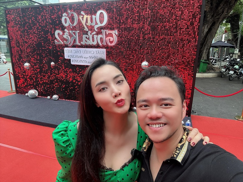 “Anh ý vẫn hiền và tử tế như ngày mới quen, mình thì lúc nào cũng hay đùa hay giỡn, và rất ngoan ngoãn chăm chỉ, chả bao giờ phải gồng mình để sống với anh ý cả, có chăng mình có thay đổi tý là đanh đá hơn chút, nhưng anh ý vẫn thương yêu mình lắm”, nữ diễn viên cho biết. Ảnh: FB Hoàng Duy.