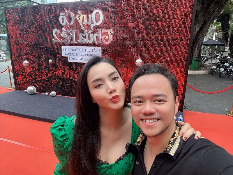 “Anh ý vẫn hiền và tử tế như ngày mới quen, mình thì lúc nào cũng hay đùa hay giỡn, và rất ngoan ngoãn chăm chỉ, chả bao giờ phải gồng mình để sống với anh ý cả, có chăng mình có thay đổi tý là đanh đá hơn chút, nhưng anh ý vẫn thương yêu mình lắm”, nữ diễn viên cho biết. Ảnh: FB Hoàng Duy.