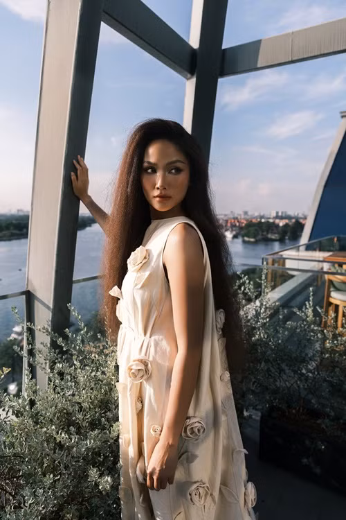 Trước đây, H'hen Niê chuộng váy áo bó sát, khoe eo. Ảnh: FB H'hen Niê.