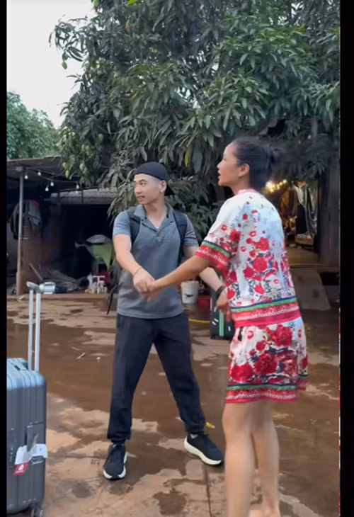 Đôi vợ chồng son bên nhau không rời sau khi về chung một nhà. Ảnh: FB H'hen Niê.