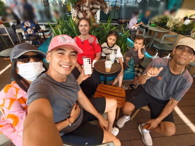 Nam nhiếp ảnh gia đưa cả gia đình vợ đi chơi dịp lễ 30/4-1/5 vừa qua. Ảnh: FB Tuấn Khôi.