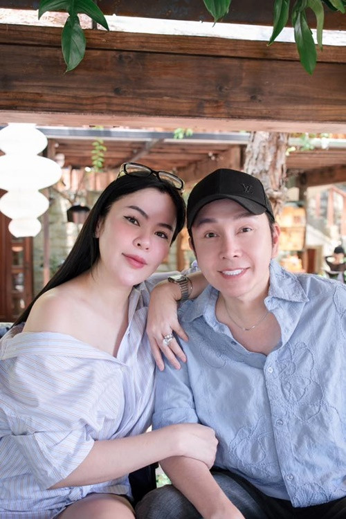 "Mọi người ơi Phương Lê tuyệt đối tin chồng mình và bạn diễn. Phương Lê tin vào tình yêu của vợ chồng mình. Phương Lê tự tin là anh Vũ Luân chung thủy với mình. Tình cảm vợ chồng người bên ngoài sẽ không hiểu mức độ sâu đậm nên thật sự không dễ có người thứ 3 đâu. Mọi người thương Phương Lê mọi người lo lắng sợ Phương Lê tổn thương. Mọi người yên tâm Phương Lê đang hạnh phúc!", cô chia sẻ trên trang cá nhân.