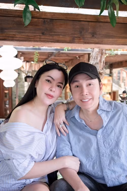 "Mọi người ơi Phương Lê tuyệt đối tin chồng mình và bạn diễn. Phương Lê tin vào tình yêu của vợ chồng mình. Phương Lê tự tin là anh Vũ Luân chung thủy với mình. Tình cảm vợ chồng người bên ngoài sẽ không hiểu mức độ sâu đậm nên thật sự không dễ có người thứ 3 đâu. Mọi người thương Phương Lê mọi người lo lắng sợ Phương Lê tổn thương. Mọi người yên tâm Phương Lê đang hạnh phúc!", cô chia sẻ trên trang cá nhân.