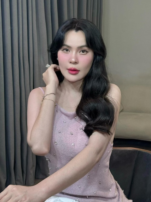 "Mỗi ngày vợ chồng ăn cùng nhau ngày 3 buổi, cùng nhau học cách chăm sóc em bé. Chồng Phương Lê đang rất tập trung học cách làm ba", Phương Lê cho biết.