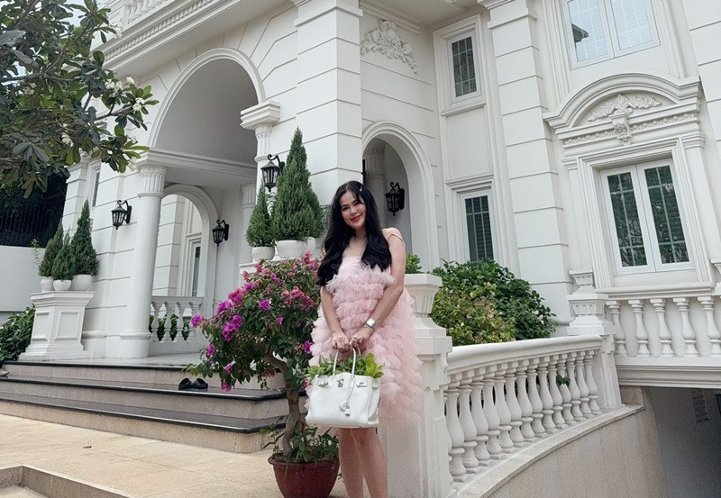 Bà mẹ ba con có khối tài sản "khủng", sống giàu sang. Hiện tại, cô cùng Vũ Luân ở biệt thự 200 tỷ, thường xuyên đi xe hạng sang.