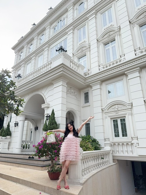 Hiện tại, Phương Lê mang bầu 3 tháng. Cô chia sẻ trên Znews, ban đầu cô dự định có con bằng phương pháp IVF. Tuy nhiên, sau đó, Phương Lê may mắn mang thai tự nhiên.