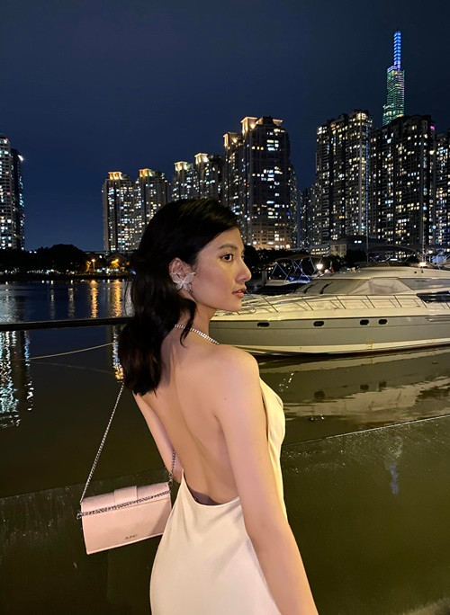 Nữ diễn viên diện váy hở hưng khoe vóc dáng nuột nà.