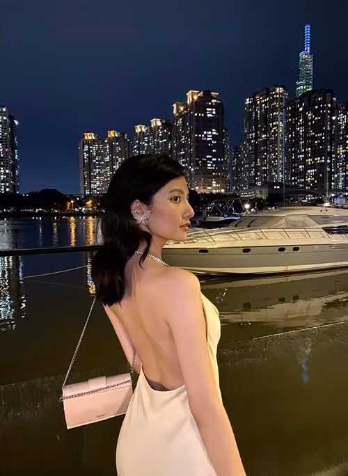 Nữ diễn viên diện váy hở hưng khoe vóc dáng nuột nà.