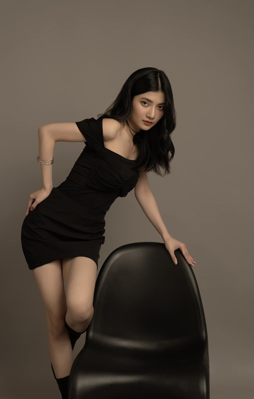 Ngoài đóng phim, Nhật Ý còn làm người mẫu.