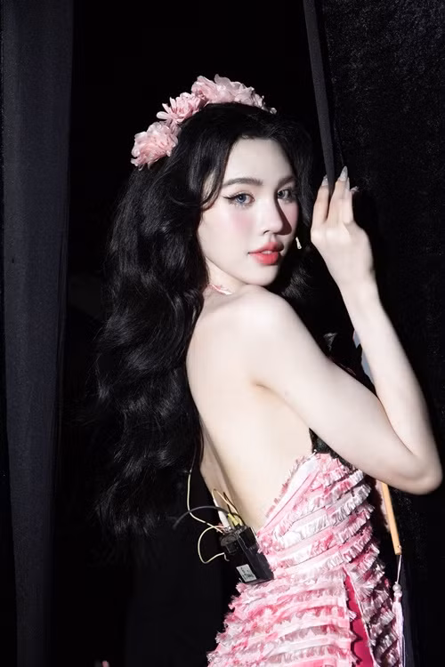 Người đẹp sinh năm 2000 sở hữu chiều cao 1m83, số đo ba vòng 94 - 65 - 96 cm. Ảnh: FB Dịu Thảo.