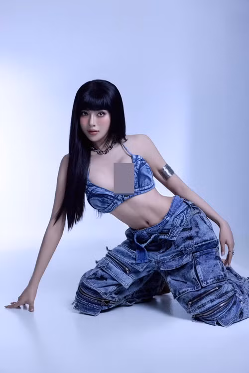 Nàng hậu gợi cảm với mốt lộ nội y. Ảnh: FB An Nhi.