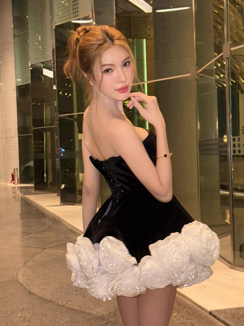 Nàng hậu chuộng váy áo ngắn khoe vóc dáng nuột nà. Ảnh: FB Tường San.