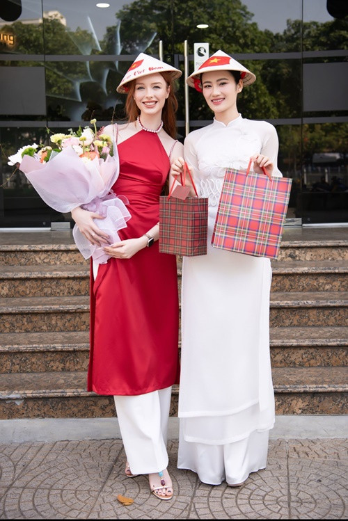 Ý Nhi tặng những món quà cho Amy trước khi mỹ nhân Scotland kết thúc chuyến du lịch. Ảnh: FB Ý Nhi.