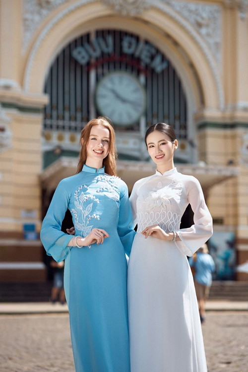 Amy Scott đến Việt Nam du lịch vào tháng 3/2025 và gặp gỡ Hoa hậu Ý Nhi (phải). Ảnh: FB Ý Nhi.