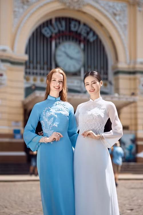 Amy Scott đến Việt Nam du lịch vào tháng 3/2025 và gặp gỡ Hoa hậu Ý Nhi (phải). Ảnh: FB Ý Nhi.