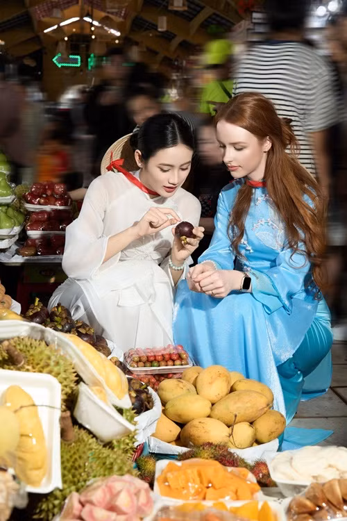 Ý Nhi đưa Amy đi ăn uống, ngắm cảnh. Ảnh: FB Ý Nhi.